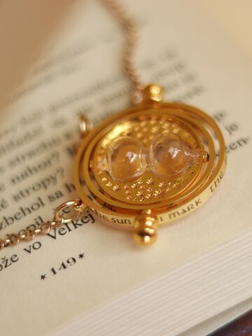 Hľadáte originálny a nezvyčajný darček? Obdarovaného zaručene prekvapí Náhrdelník  Harry Potter Točiaci sa časovrat 